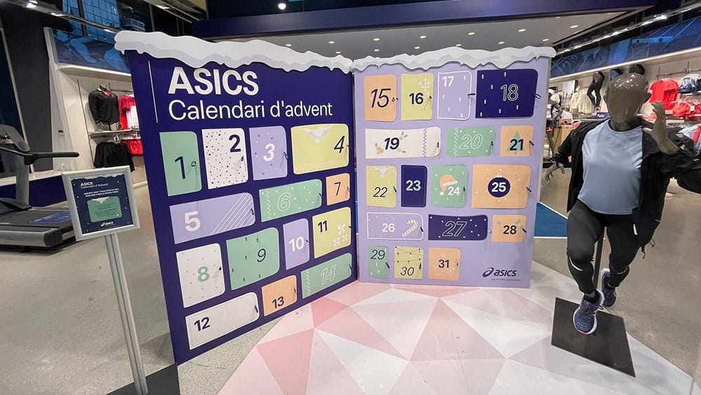 Expositor de cartón en gran formato, que simula un calendario de adviento, realizado para la marca Assics por Grafitex.